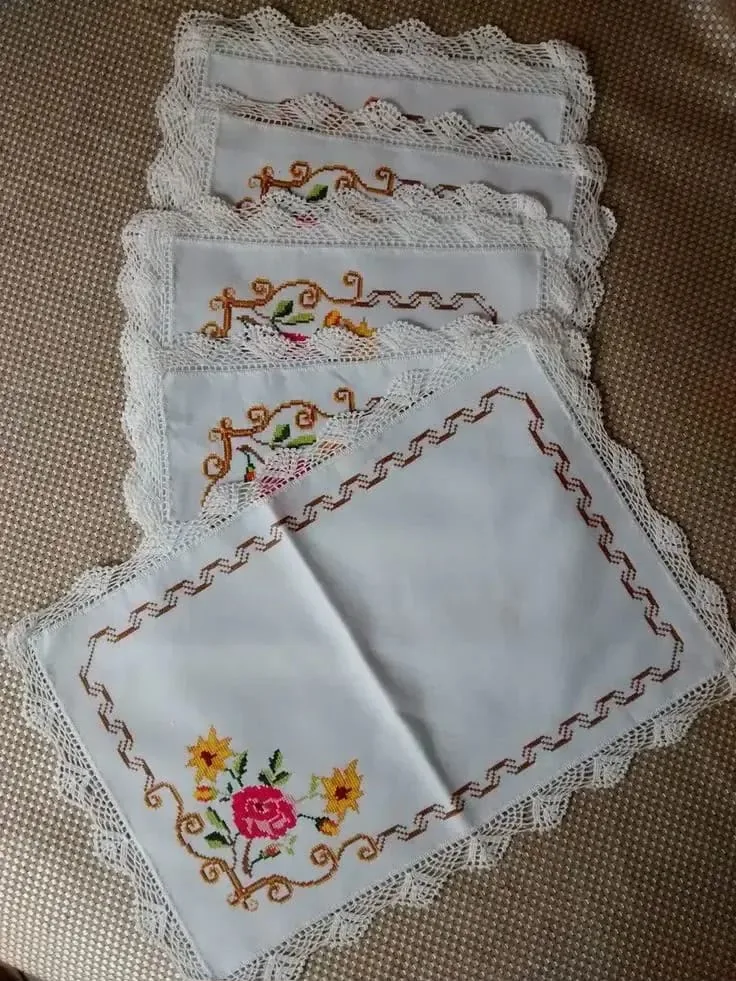 Padrão de bordado com repetição simétrica e matriz cartesiana de ponto cruz